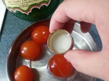 step4: 將玫瑰露酒淋上咸蛋黃上,用光波爐150c波5-8分鐘