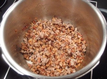 step6: 再加入豬絞肉拌炒上色,加入鹽及油蔥酥和芝麻香油調味,先將炒好的材料起鍋放一旁。