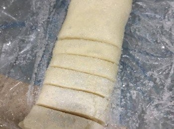 step7: 雪硬了的酥皮可以拎出來, 每件切開約1/2吋闊