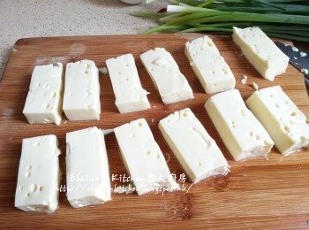 step4: 蒸好的豆腐取出待涼 , 再切成件