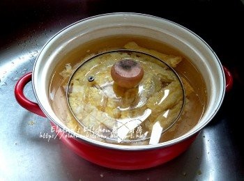 step2: 加入水浸過面 (用蓋或碟壓一壓枝竹 , 令枝竹完全浸於水中) , 靜待1小時