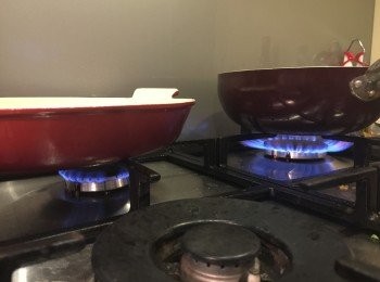 step3: 中火開鑊，落100-150ml 油，準備半煎炸玉子豆腐，同時將已搽油/噴油既「上火碟」用細火預熱