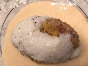 step2: 此時來準備餡料。牛小排分3塊，用刀背輕輕將牛排拍扁，撒上黑胡椒粉、鹽，再依序蘸上蛋液、麵粉、蛋液、麵包粉，入油鍋炸1分鐘，瀝乾油，以白飯包裹成橢圓形飯糰
