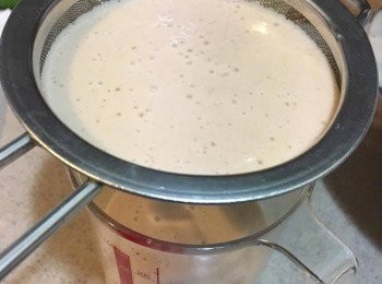 step4: 把魚膠溶液續少倒入混合好的蜜桃牛奶中，要快手攪勻，跟住用篩隔走較大粒粒