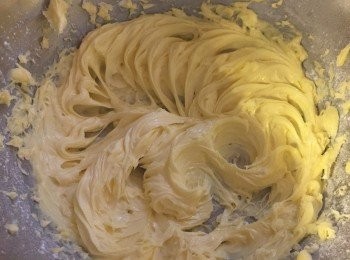 step1: 牛油加入糖霜攪勻至奶白色