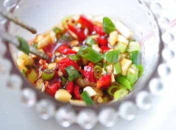 step4: 用蔥末、辣椒末、蒜末及油膏和和風芥末醬調製淋醬