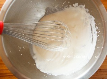 step1: 先將奶油略為打發。