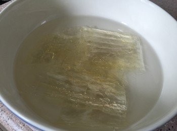 step3: 魚膠片用凍水浸軟，加小許水，隔熱水座成溶液，襯暖時(約70度)加入餡醬，再快手攪勻