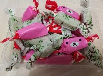 step3: 把棉花糖和牛油放在不黏鍋，用中小火煮融棉花糖和牛油，邊煮邊用橡皮刮刀攪拌。