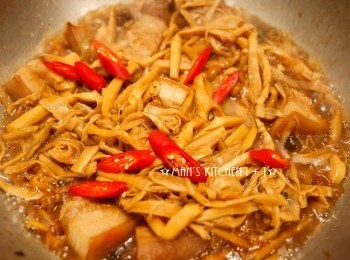 step5: 等豬肉都燉煮入味且軟爛後，加入適量的辣椒煨煮就完成了喔。