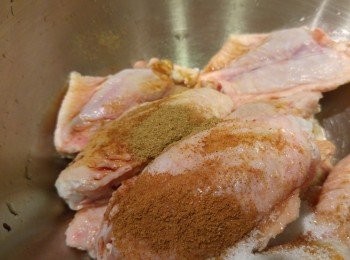 step1: 生粉和油備用,將其餘<span class="group_2">醃料</span>醃<a href="https://bit.ly/3zHU5V3" target="_blank" data-keyword="雞翼" class="guide-link"><strong>雞翼</strong></a> <span style="display:inline-block;vertical-align:middle;margin-top:-3px;color:initial;border-radius:3px;padding:2px 3px;font-size:12px;line-height:14px;background:#87d300;color:#fff;">即買</span> 半小時