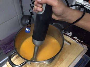 step4: 把鍋離火，用手提攬拌器把所有材料攪勻。