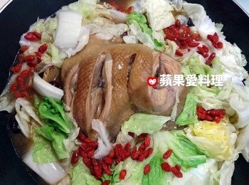 step10: 打開鍋蓋，放入白菜和枸杞，蓋鍋蓋煮2分鐘。