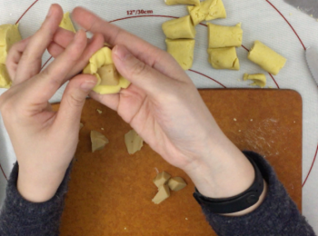 step7: 年糕放入麵團搓成小湯丸。