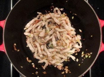 step3: 加入五花肉翻炒再煸至油脂釋出,呈現焦香狀。