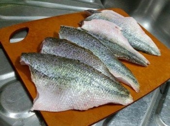 step1: 小鱸魚3條， 請魚檔代起肉
鹽／胡椒各小許

白汁磨菇湯一罐
奶／ 水220ML

白飯3大碗