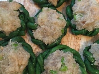 step5: 舀起一小球釀在豆角環上，