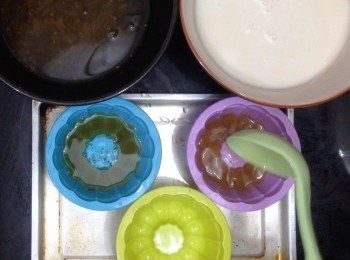 step4: 準備模具，每個模具先加入一湯匙桂花糖水，放入雪櫃15分鐘定型