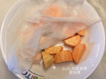 step4: 地瓜去皮切塊，放在可以微波的盤子上，蓋上一張沾水的廚房紙巾，微波3分鐘，翻面再微波1分鐘放涼備用