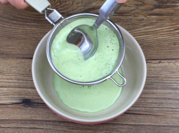 step2: 將新鮮斑蘭葉洗淨剪碎，用攪拌器加入奶打碎，用茶隔過濾隔走斑蘭葉碎備用。