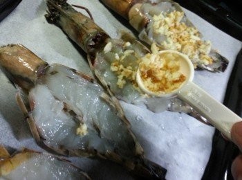 step3: 在此時先預熱焗爐230c5-10分鍾(預熱時間是因應焗爐是否夠熱而定),將蝦平放在焗盤上,把金銀蒜平均地放上蝦肉中