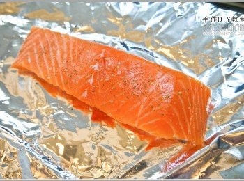 step6: 6.接著在魚排表面輕輕灑上一點義大利香料。