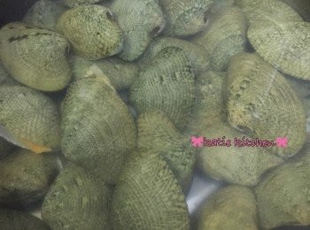 step1: 花甲先沖水，再用鹽水浸1小時，期間見水中雜質增多，便可換水，至花甲完全吐沙即可瀝乾備用