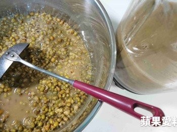 step4: 待綠豆湯冷卻，將鍋內1/2綠豆湯勺進果汁機，用果汁機打成綠豆沙。