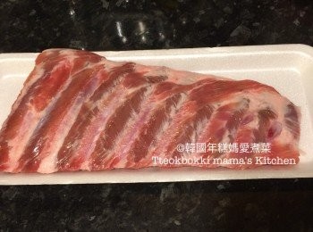 step1: 排骨用水浸1小時除血水，有助去除雜質令煲排骨時不會有太多啡色泡沬浮面。