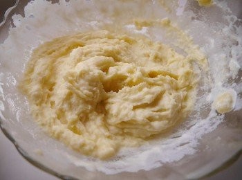 step5: 薯泥3號
趁薯泥還溫熱，先快速與冰奶油拌勻，50ml鮮奶油倒入薯泥中快速拌勻。
加入鹽巴，胡椒，洋香菜末。