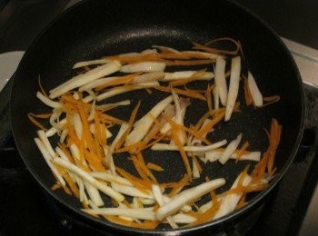 step5: 用玄米油將蔬菜炒熟，做適度調味