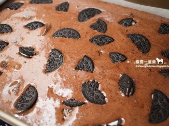 step9: 完成的麵糊倒入烤盤中，剩下的10塊Oreo巧克力稍微剝碎，隨意鋪在表面，送入預熱好的烤箱中，烘烤約30~35分鐘即可。