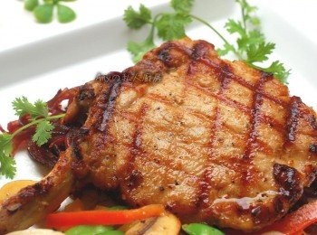 step9: 將煎好的法式豬排放在紫洋蔥絲上,再搭配色彩繽紛的蔬菜一起裝盤,簡單又美味的法式豬排也能輕鬆在家享用喔!