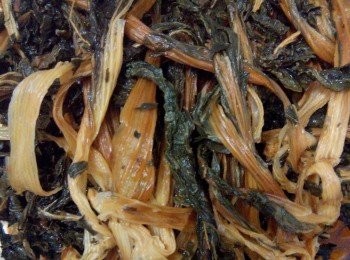 step2: 再把菜乾浸水半小時，使藏在菜乾中的小蟲浸出來，並加以洗淨。