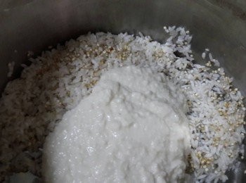 step4: 把豆腐一同加入已洗淨的白米藜麥中