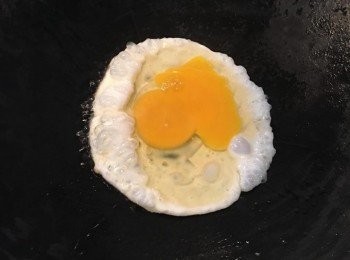 step2: 將鑊燒熱，加入油,雞蛋打入煎熟