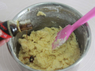 step2: 分次加入全蛋液，攪打均勻，再加入香草精，攪勻。