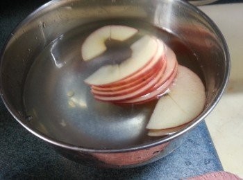 step3: 將切好薄片的蘋果浸在檸檬水中約10分鐘(作用是防止蘋果變啡色)