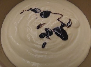 step5: <span class="group_3">餅面</span>做法: 魚膠片先用凍水浸軟後揸出水份, 軟化魚膠片加入兩湯匙水, 再用座熱方法攪混, 之後混合Sweet Sourcherries Preserve攪勻, 入倒入巳凝固的芝士蛋糕上, 最後加入新鮮生果裝飾, 然後放入雪櫃雪到凝固。