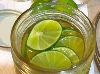 step3: 玻璃樽身冷卻後便放入青檸片，倒入一半蜜糖，再放青檸片，再倒入蜜糖，青檸片會浮起，用乾淨匙羹輕輕壓下，封好樽蓋放入雪櫃4-5天便可