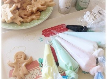 step6: 調製蛋白糖霜。將200g糖霜，加入5g蛋白粉和10ml水，用電動打蛋器打發大約6-8分鐘，直至幼滑。再加入適量食用色素，放入唧袋，便成蛋白糖霜筆。