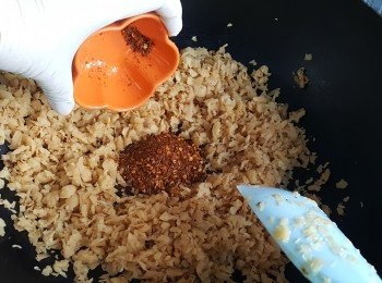 step6: 先將辣椒粉加入，炒勻。