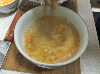 step4: 雞蛋白加入<span class="group_2">調味料</span>、蒟蒻晶米攪拌均勻備用。