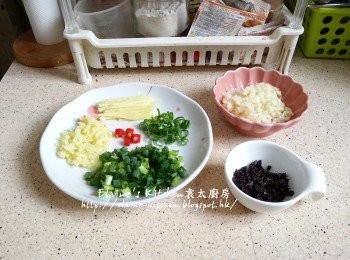 step1: 豆豉剁碎 , 蒜蓉剁成蓉 , 薑切細粒及絲 , 辣椒切粒 , 蔥大部份切粒 , 少部份切絲用來裝飾 (可省略)