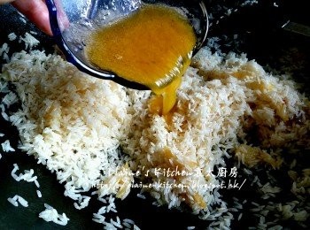 step11: 原鑊爆香之前盛起的料頭 , 加入白米拌勻 , 再加入汁料炒至白米乾身