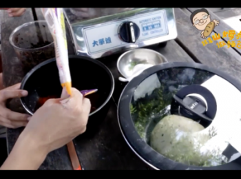 step2: 茶湯中倒入糖，可以加些茶葉碎屑，增加茶香味