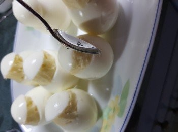 step8: 將雞蛋尖部份的蛋白蓋回,用細匙羹抹平薯蓉,加入甘筍切成的咀及黑芝麻做眼即成