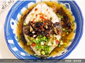 step6: 最後淋上些許青檸酸辣黑菇醬的醬汁，用電鍋蒸煮至熟。