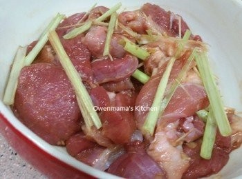 step2: -將<span class="group_2">醃料</span>與豬扒混合, 用保鮮紙蓋好，最少醃2小時

-拿起醃肉的香茅段,加入生粉撈匀, 燒熱油慢火半煎炸到熟透及微焦才香口。