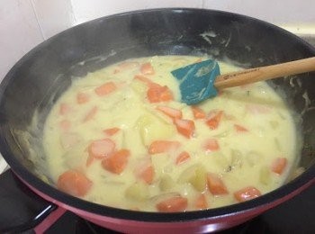 step5: 中細火在材料中央加入粟米磚及1碗水，攪均至粟米磚溶化，再分數次加入牛奶，邊加邊攪均及加至自己喜歡的濃度